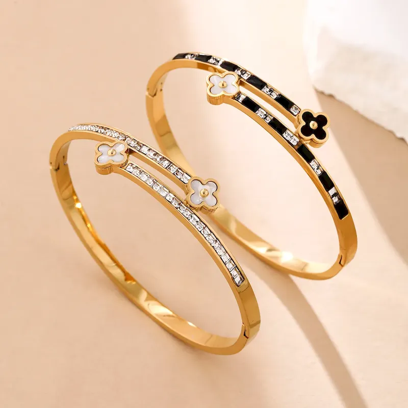 Wholesale Four-Leaf Clover Titanium Steel Rhinestone Bracelet