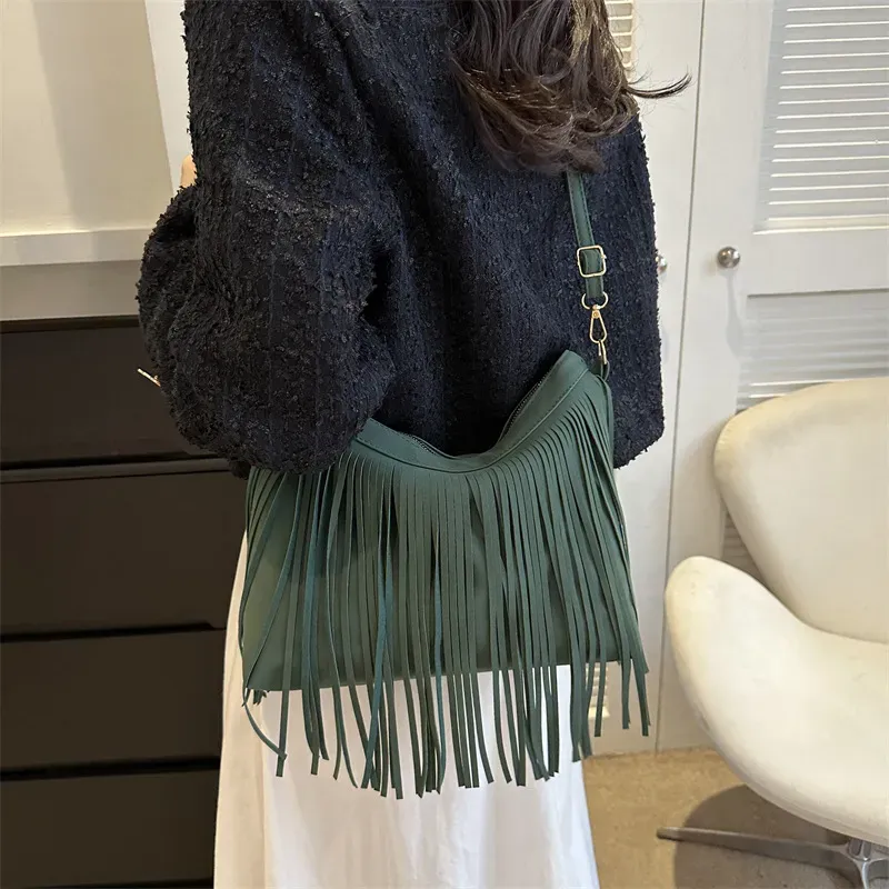 Women'S Fashionable Solid Color Tassel Large Capacity Shoulder Bag - Image 4