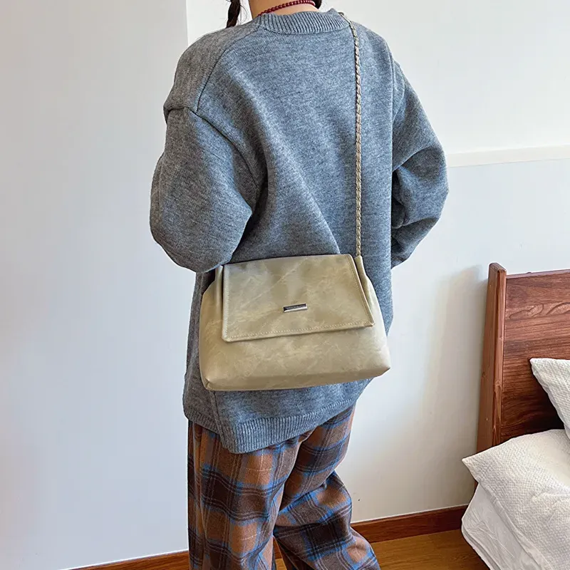 Women Simple Retro Large Capacity Clap Shoulder Bag - Image 5