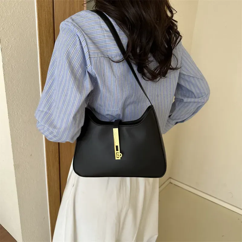 Women Fashionable Simple Solid Color Square Chain Stitching Shoulder Bag - Image 3